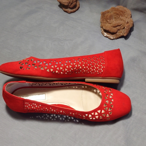 Tahari INNSIDE Suede Red Ballet Flat Slip On Shoe Size 6 ~ Almost New, see pics - Picture 8 of 10